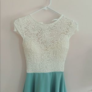 Gorgeous dress! 🤍💙